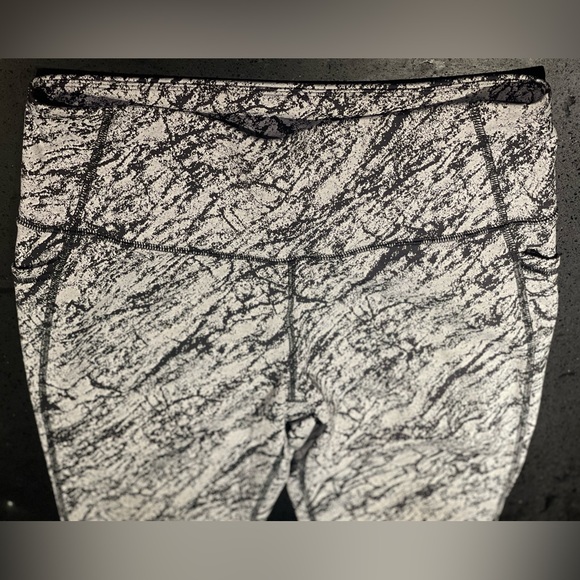 All In Motion Simplicity Marble Print Contour High-Rise 7/8 Leggings size Medium - Picture 7 of 16